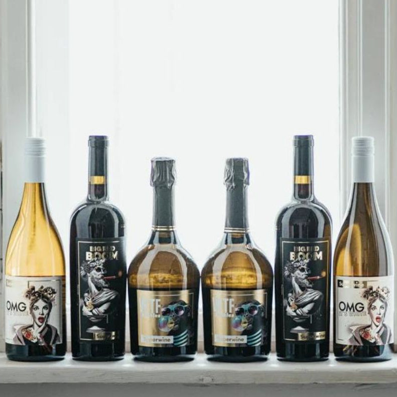 Zwei Flaschen Sekt, Zwei Flaschen Rotwein, Zwei Flaschen Weißwein